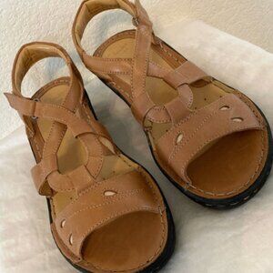 NWOT Clarks Wedge Sandals Womens Size 9.5 Medium Beige Tan Artisan Unstructured